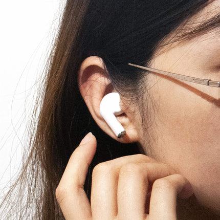 Girl wearing the earbud